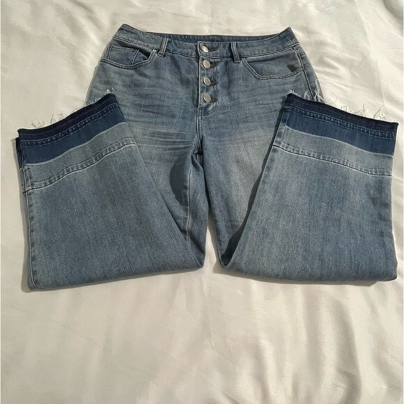 Chico's Women's Wide Leg Crop Jeans Size 6 Button Fly Denim Released Raw Hem - Picture 5 of 9